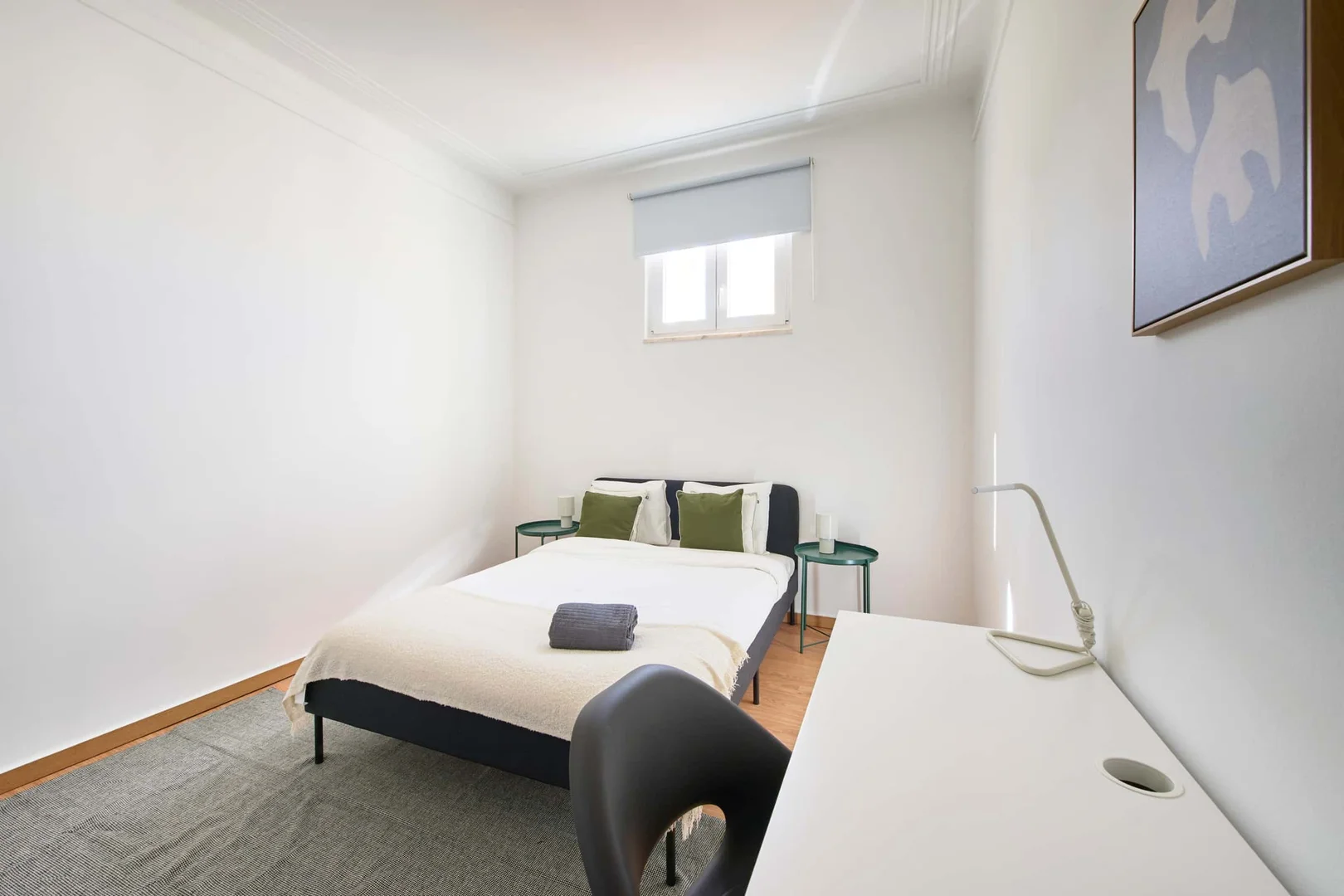 Functional student room perfect for studying in 