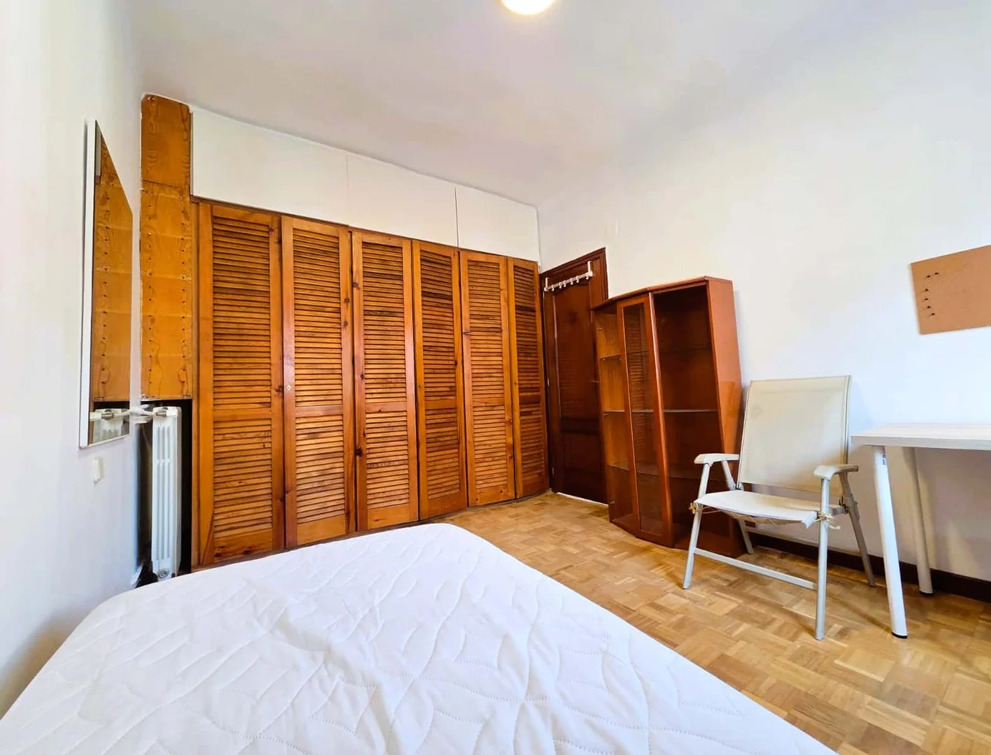 Quarto de estudante económico com localização conveniente em 