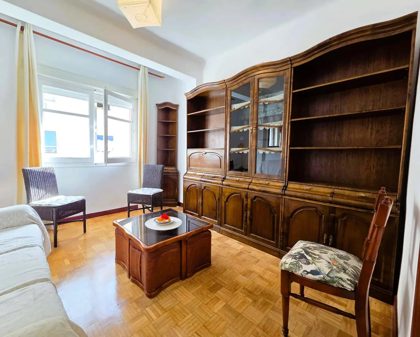 Quarto para alugar em apartamento de estudantes em , totalmente mobilado