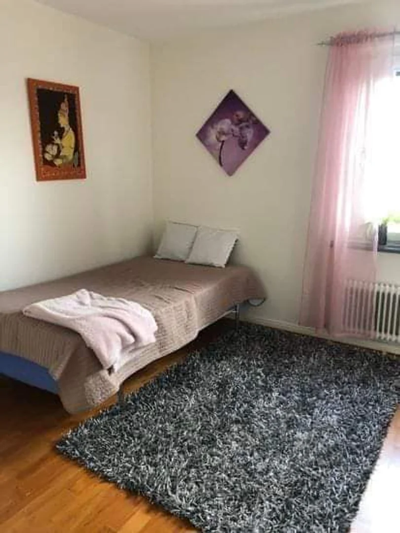 Habitación para estudiantes en  con área de estudio y facilidades compartidas
