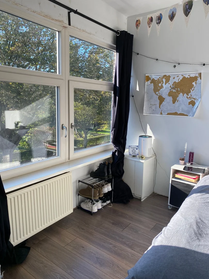 Room for rent in student apartment in , fully furnished