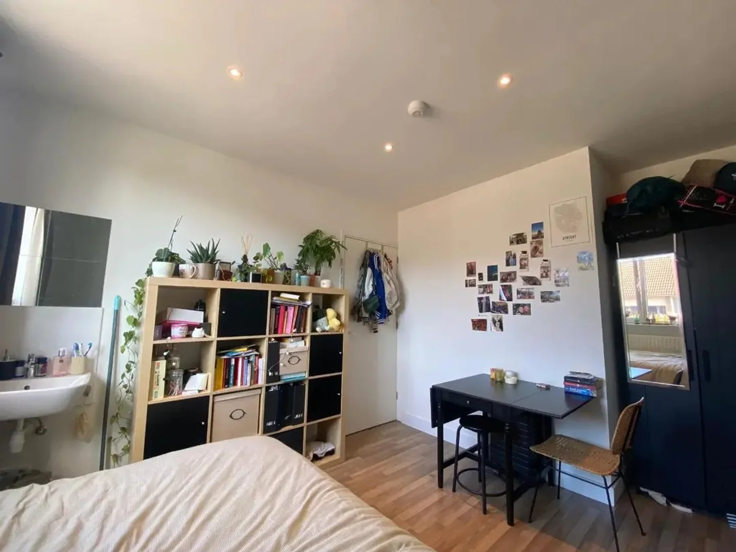 Quarto de estudante luminoso e arejado com acesso fácil à universidade em 