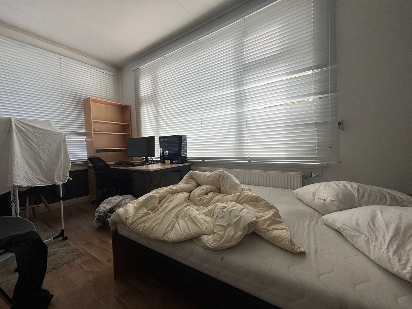Habitación estudiantil funcional perfecta para estudiar en 