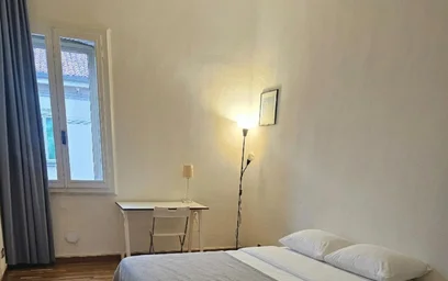 Quarto iluminado em {area}