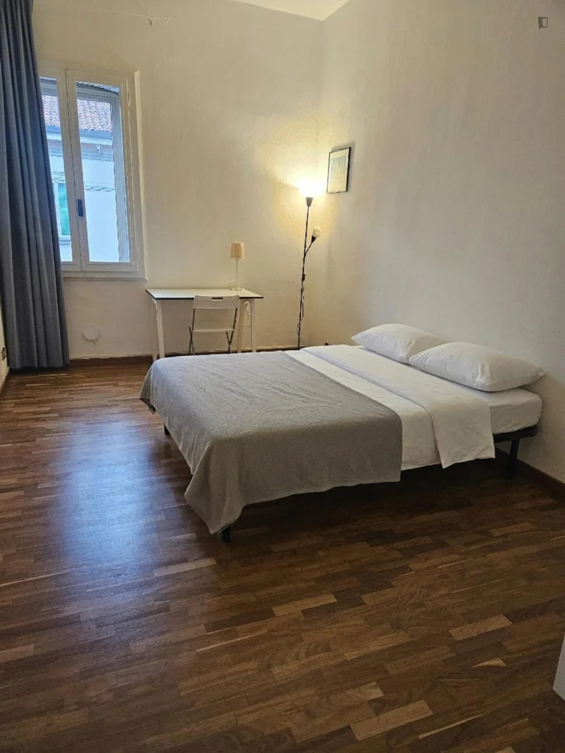 Quarto de estudante luminoso e arejado com acesso fácil à universidade em 