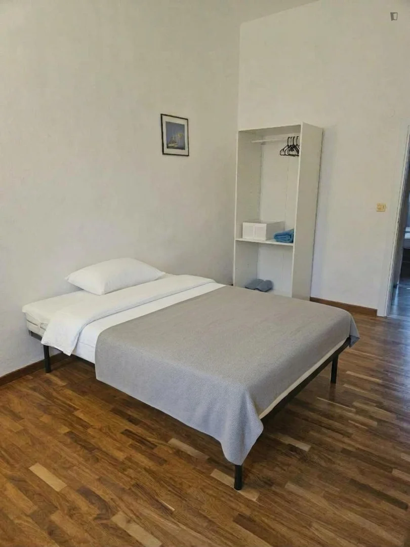 Quarto acessível para estudantes com iluminação ampla em 