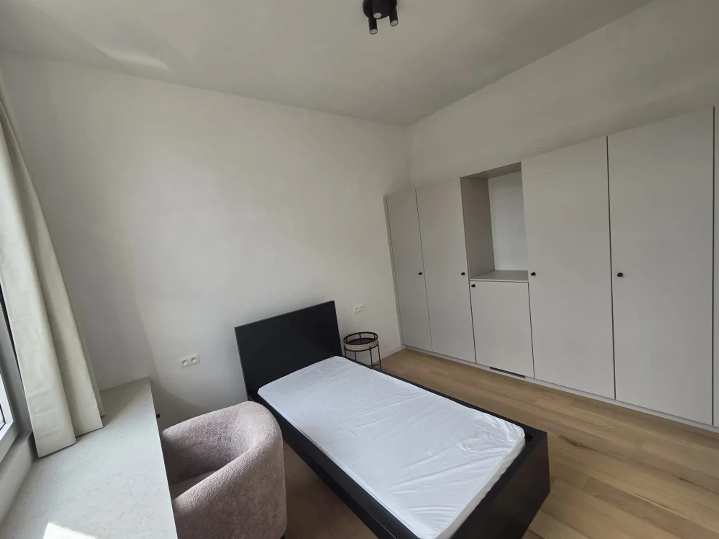 Comfortable and spacious student room in 