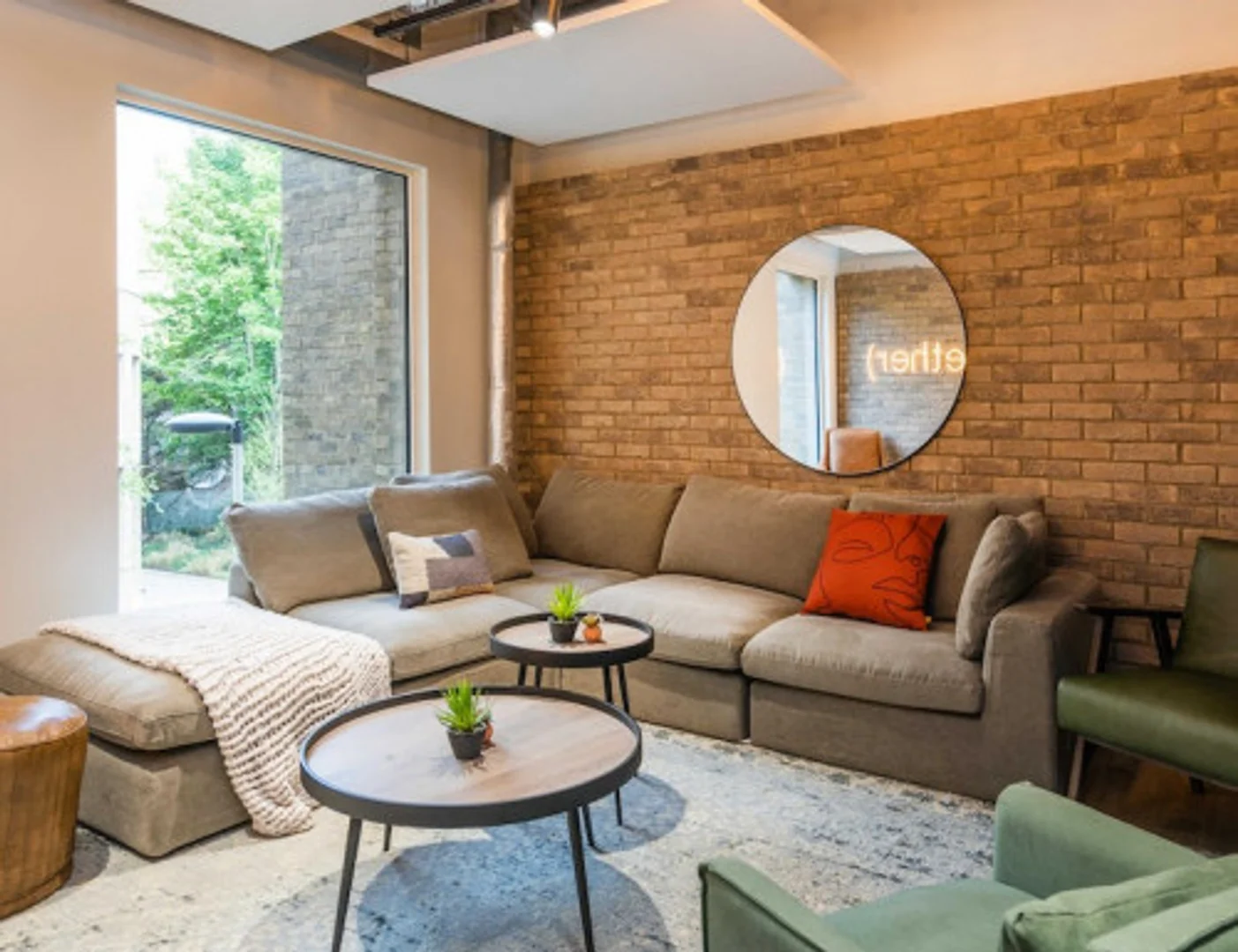 Bright and airy student room with easy university access in 