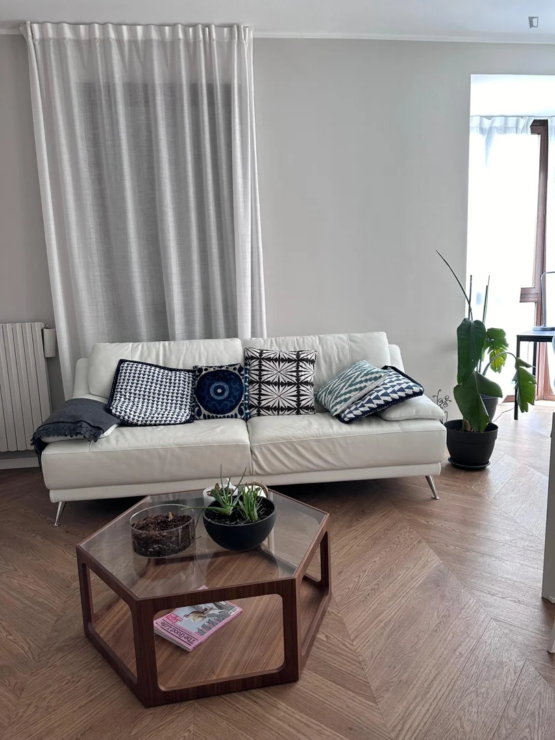 Studentenzimmer in  mit Arbeitsbereich und Gemeinschaftseinrichtungen