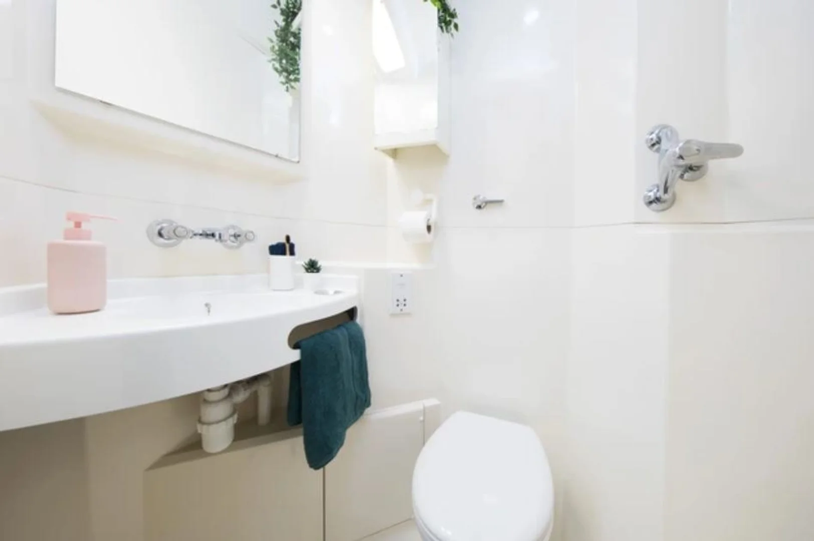 'de etkili düzene sahip minimalist öğrenci stüdyosu