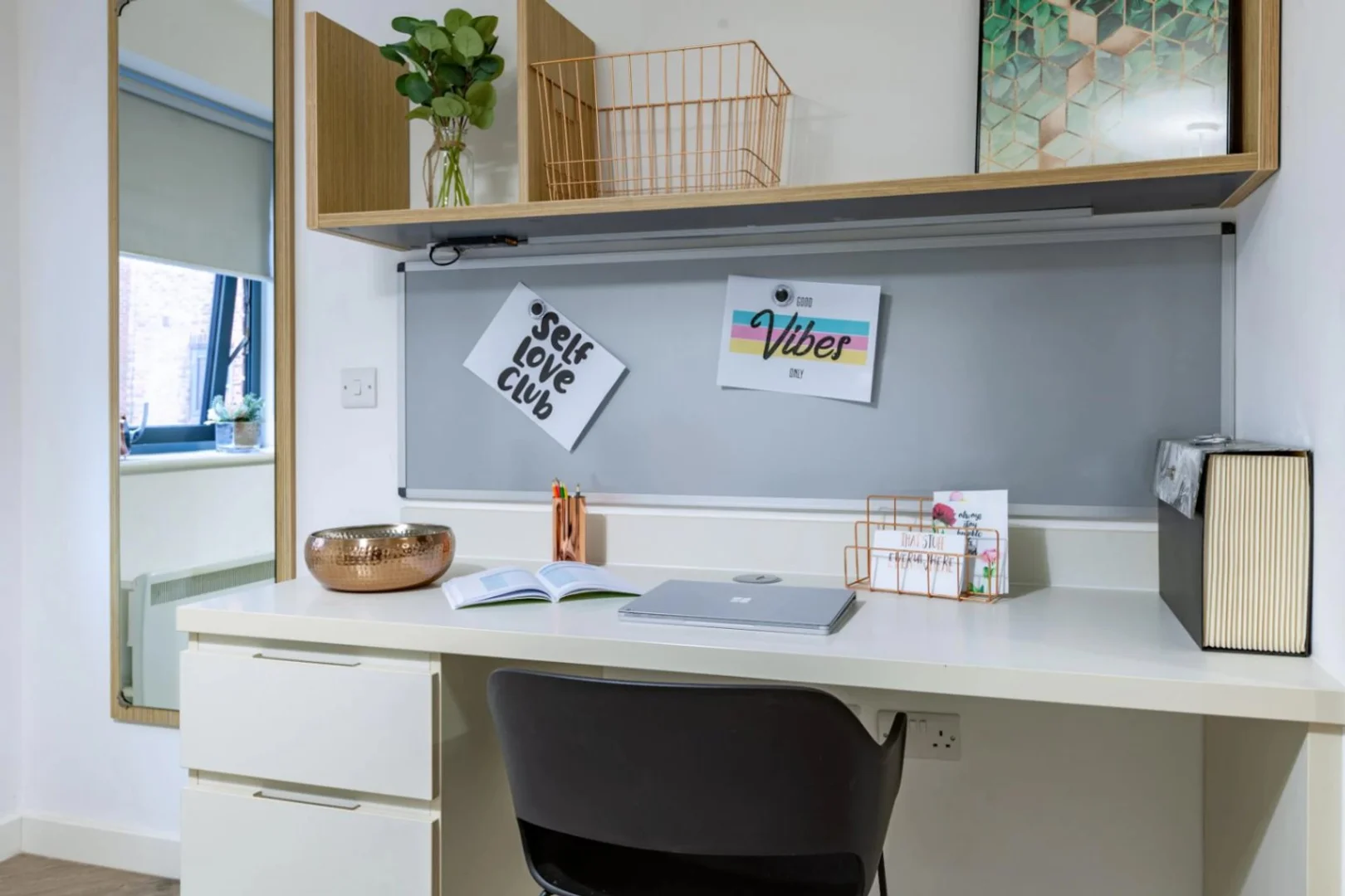 Modernes Studentenstudio mit kompletter Ausstattung in