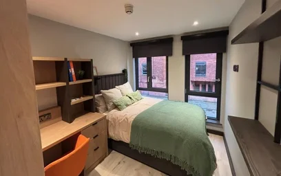 {area} de çift kişilik yataklı kiralık oda
