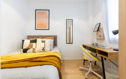 Bright private room in {area}