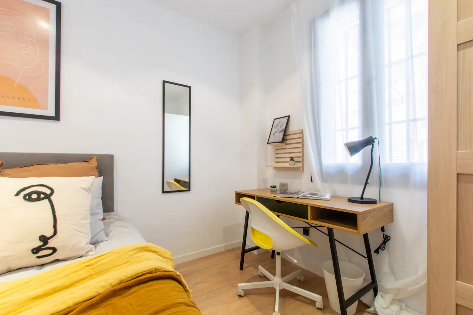 Habitación estudiantil luminosa y aireada con fácil acceso a la universidad en 