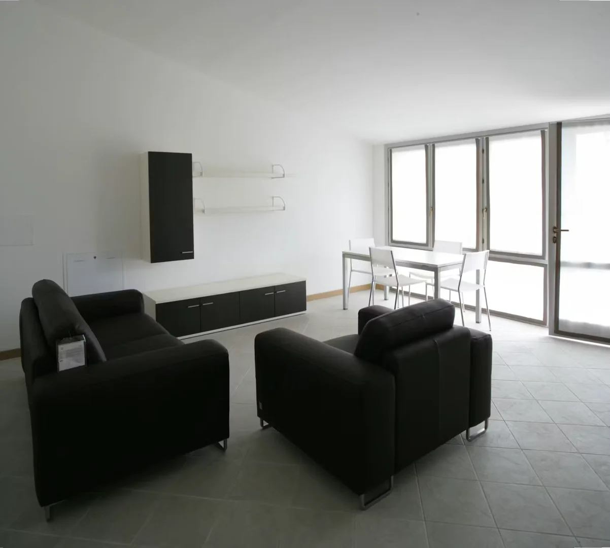 'da çalışma alanı ve ortak tesisler bulunan öğrenci odası
