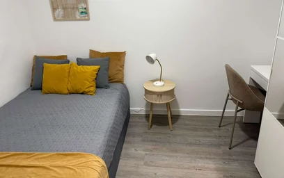 Habitación en alquiler con cama doble {area}