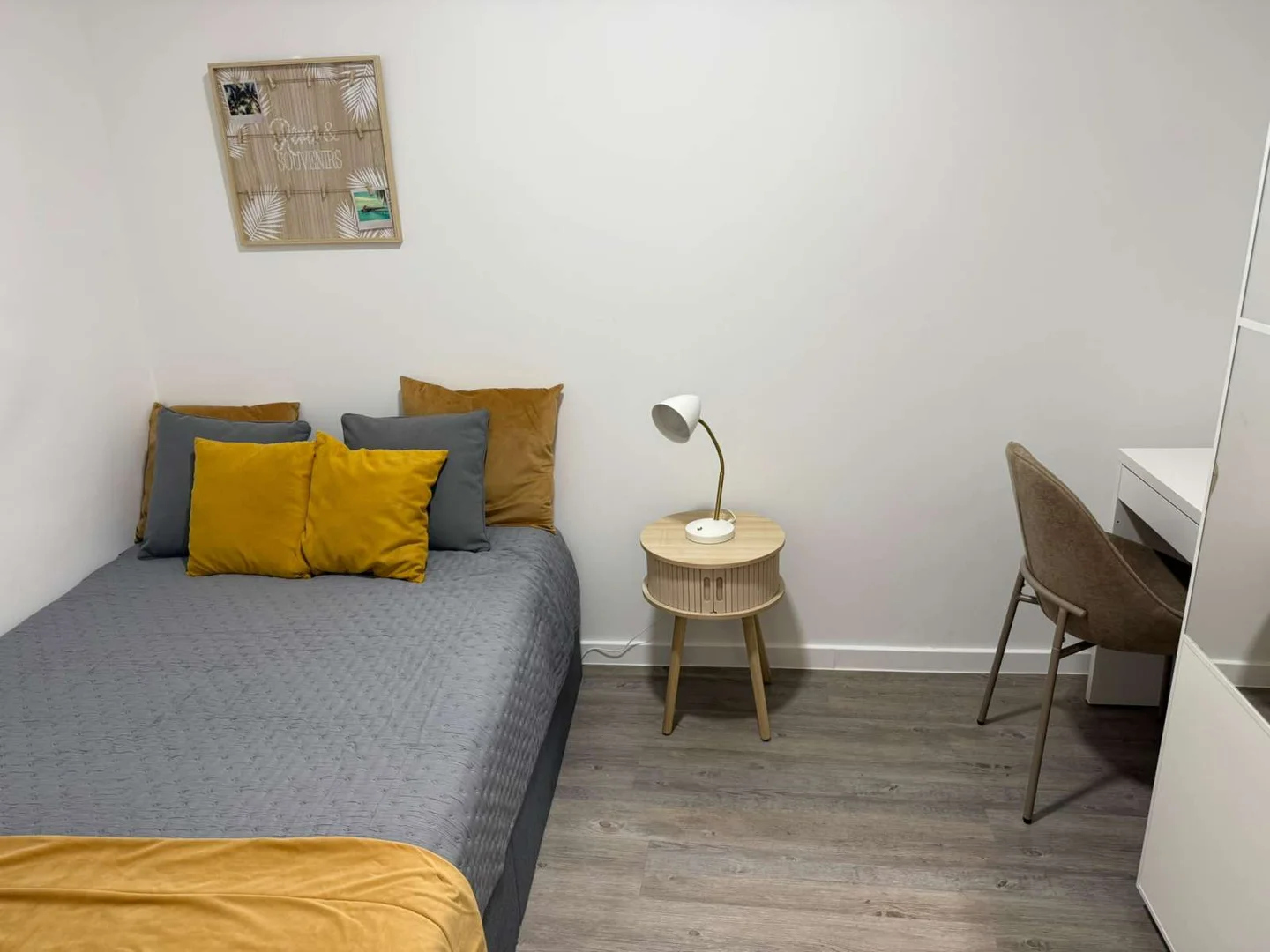 Habitación estudiantil luminosa y aireada con fácil acceso a la universidad en 