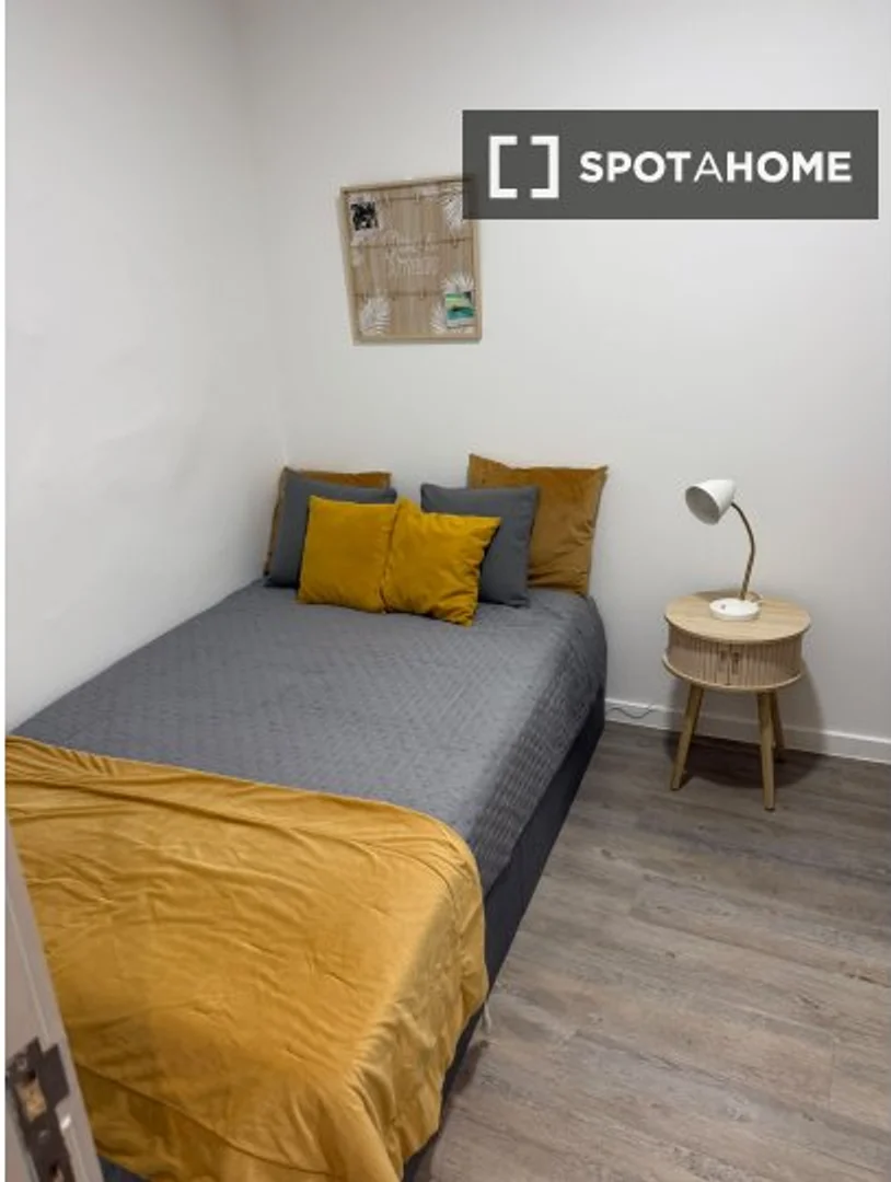 Habitación estudiantil económica cerca del campus en 