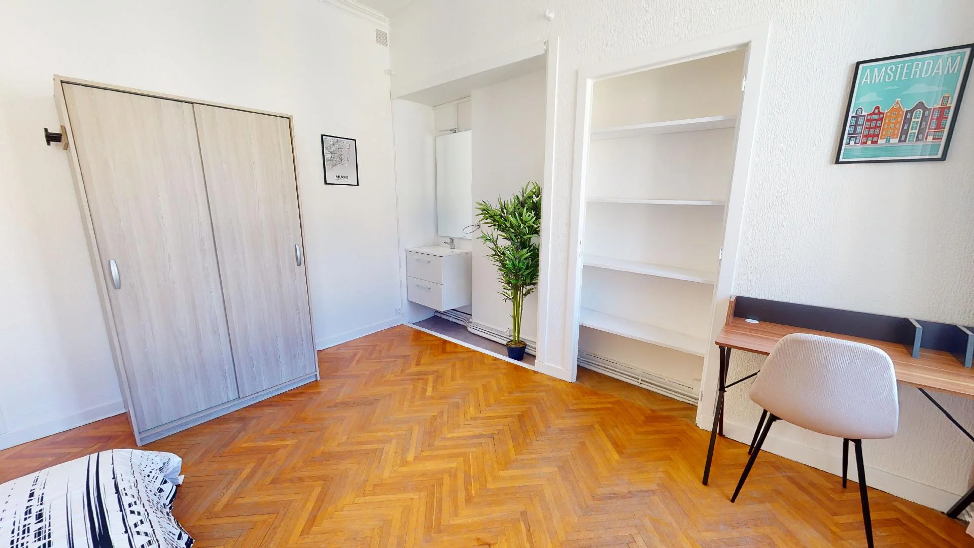 Student-friendly room in  with modern amenities