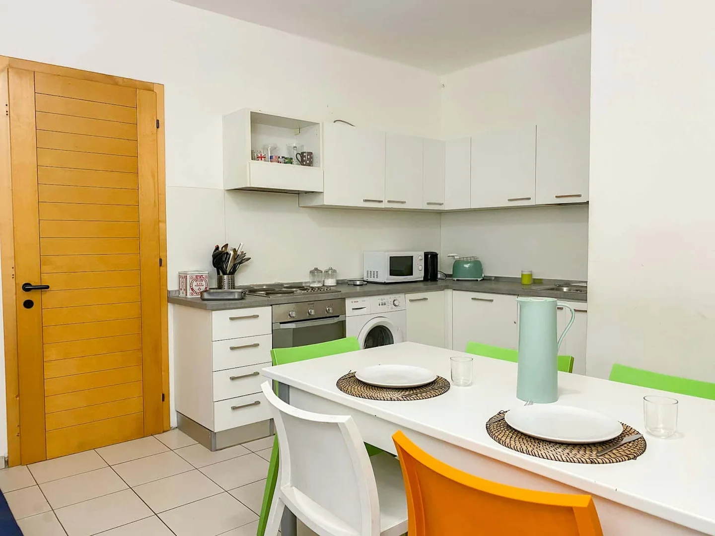 Chambre d'étudiant à  avec espace d'étude et installations communes