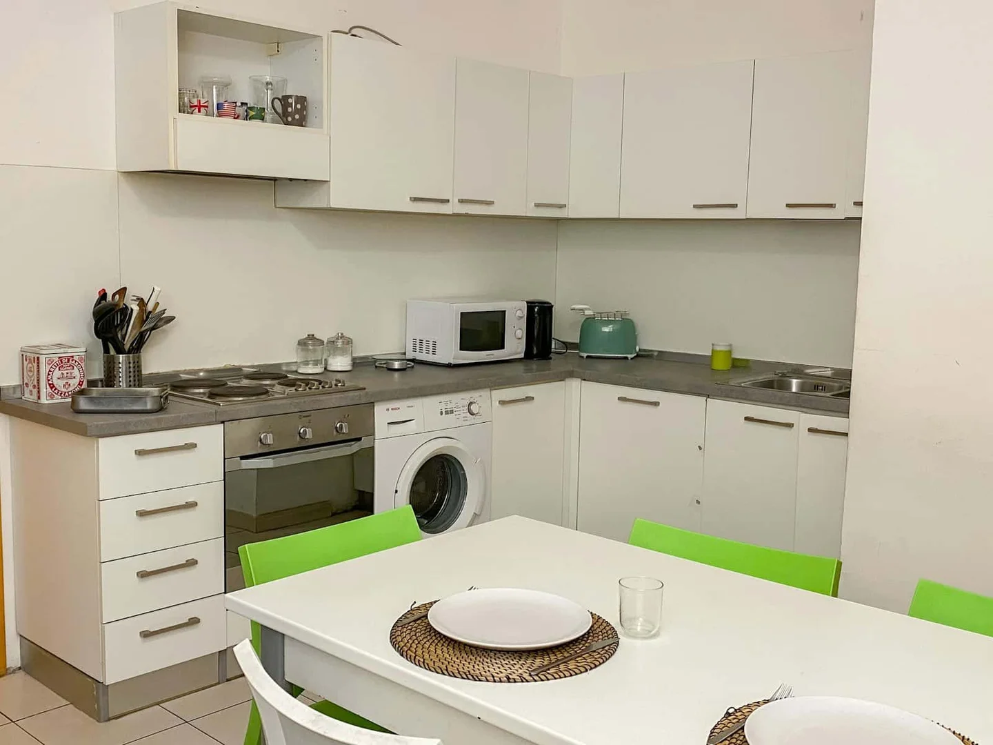 Chambre conviviale pour les étudiants dans  avec des équipements modernes