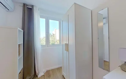 Chambre privée à 15 Av. du Grand Pin, 06600 Antibes, France, image 4 de 20