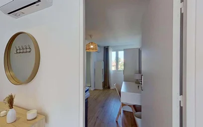Chambre privée à 15 Av. du Grand Pin, 06600 Antibes, France, image 5 de 20