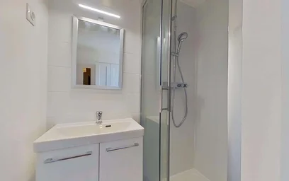 Chambre privée à 15 Av. du Grand Pin, 06600 Antibes, France, image 6 de 20
