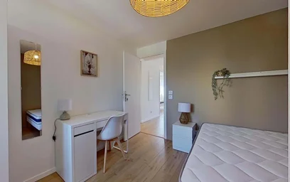 Chambre privée à 15 Av. du Grand Pin, 06600 Antibes, France, image 8 de 20