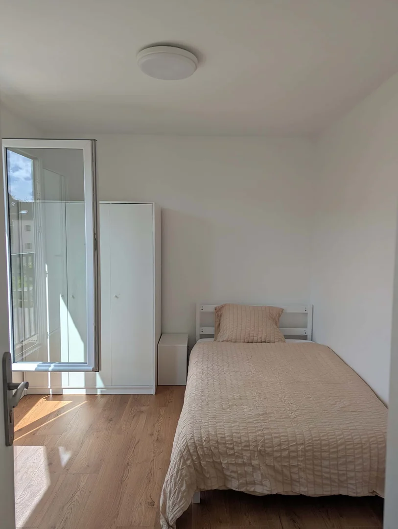 Habitación estudiantil amplia y cómoda en