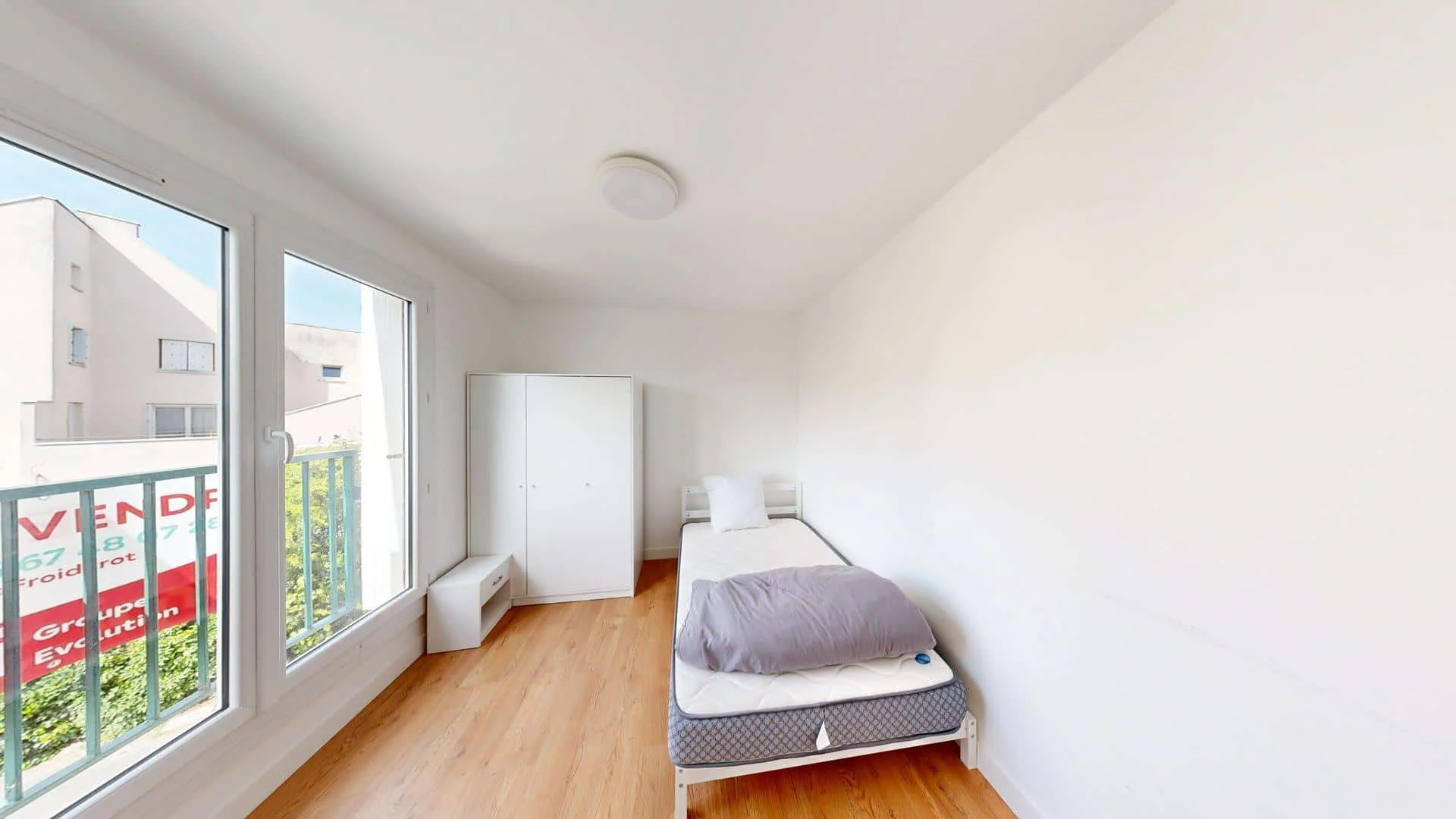 Habitación estudiantil luminosa y aireada con fácil acceso a la universidad en