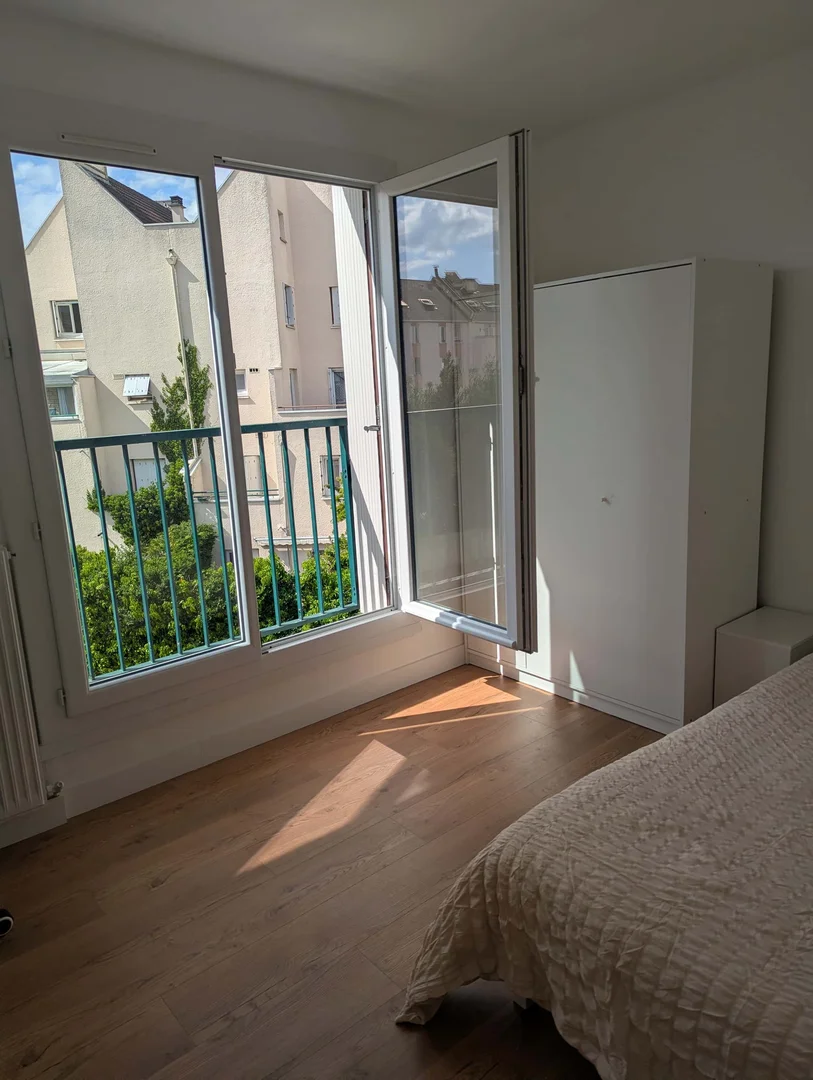 Habitación estudiantil luminosa y aireada con fácil acceso a la universidad en