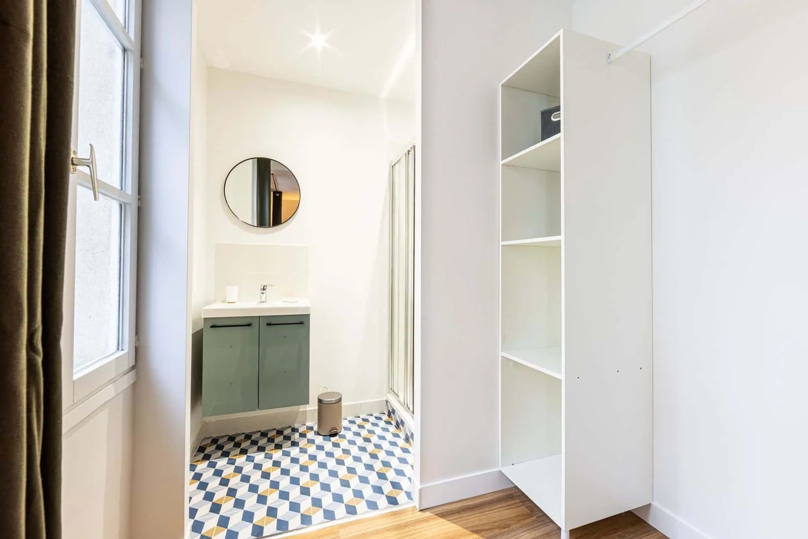 Quarto de estudante confortável e espaçoso em 