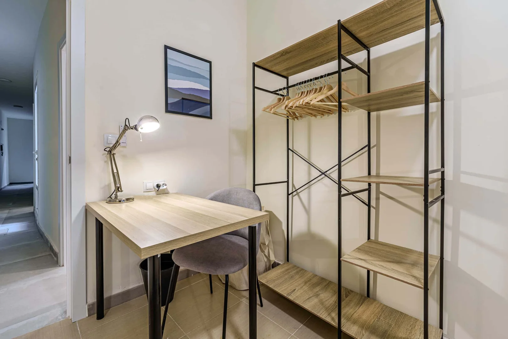 Functional student room perfect for studying in 