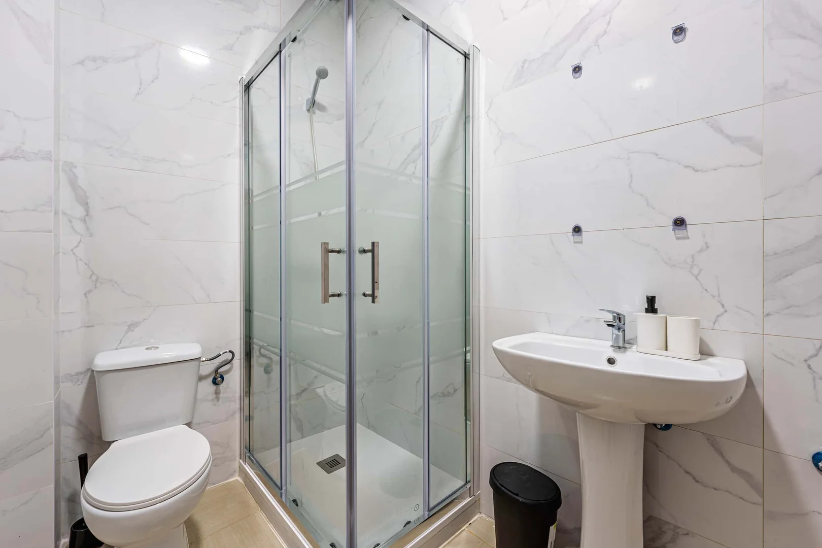 Room for rent in student apartment in , fully furnished