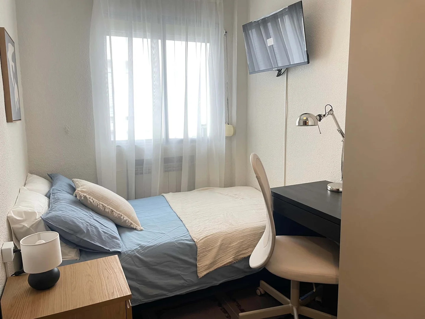 Economical student room with convenient location in
