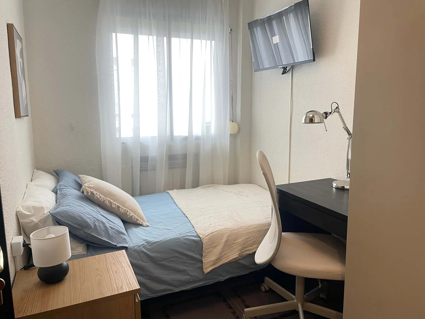 Cozy room for students available in