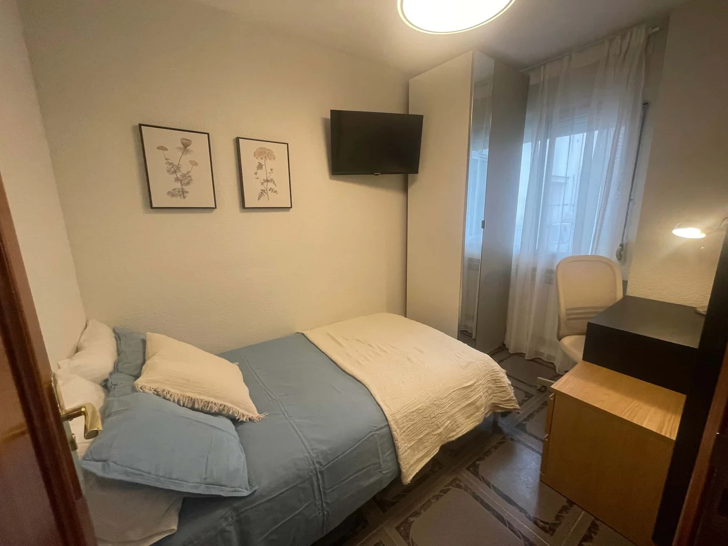 Room for rent in student apartment in , fully furnished