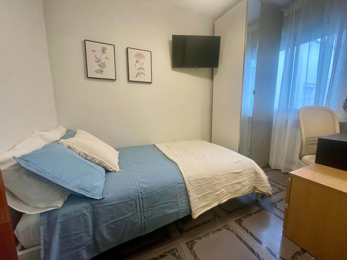 Cozy room for students available in