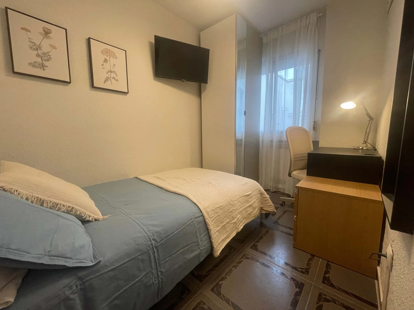 Budget-friendly student room close to campus in