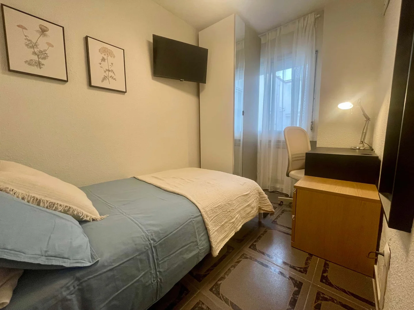 Functional student room perfect for studying in