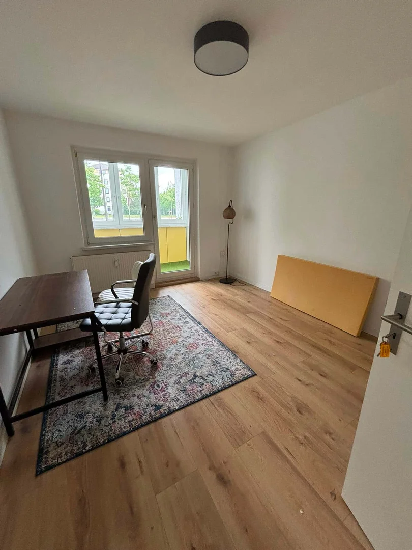 Functional student room perfect for studying in 