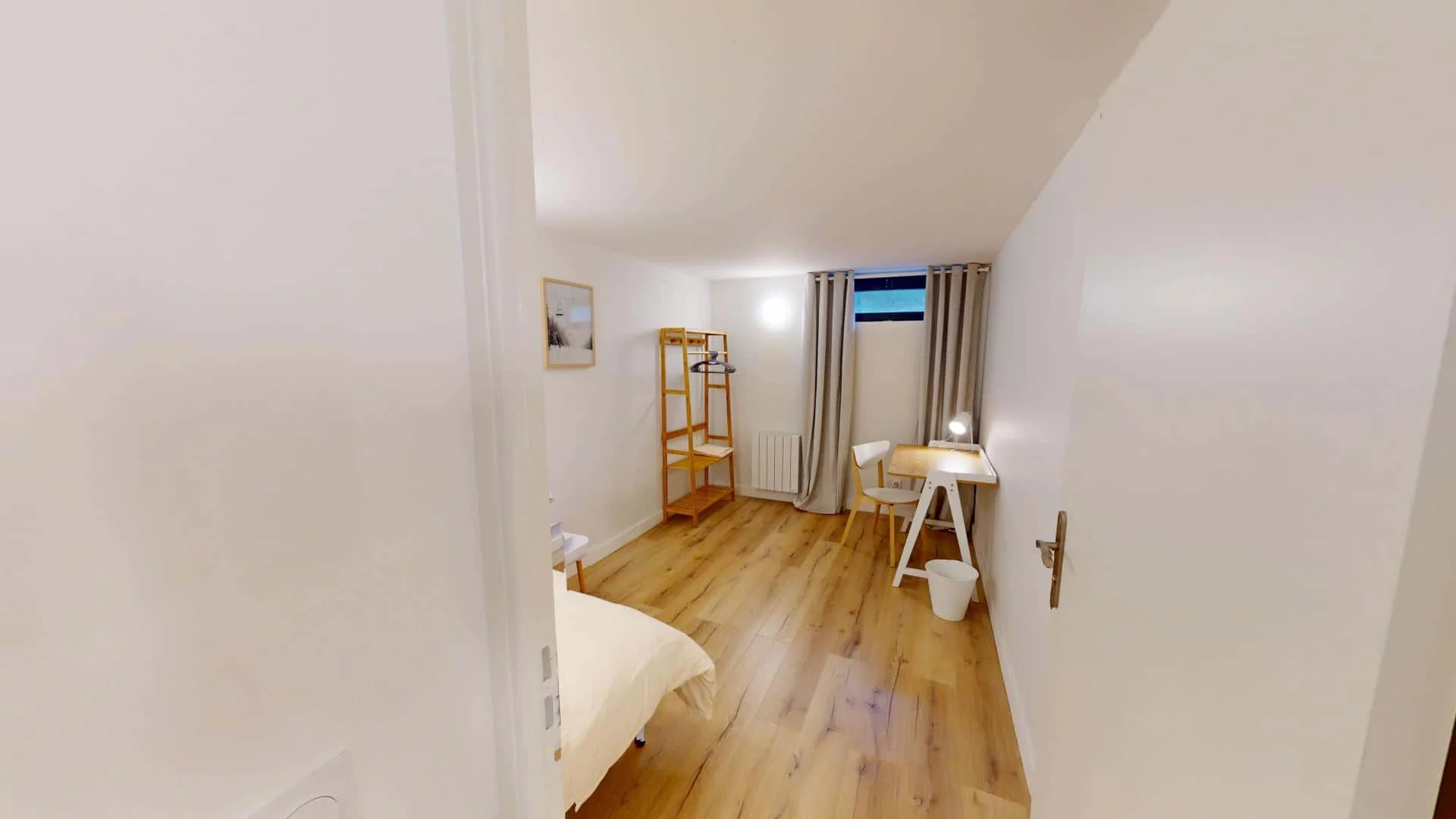Habitación estudiantil luminosa y aireada con fácil acceso a la universidad en 