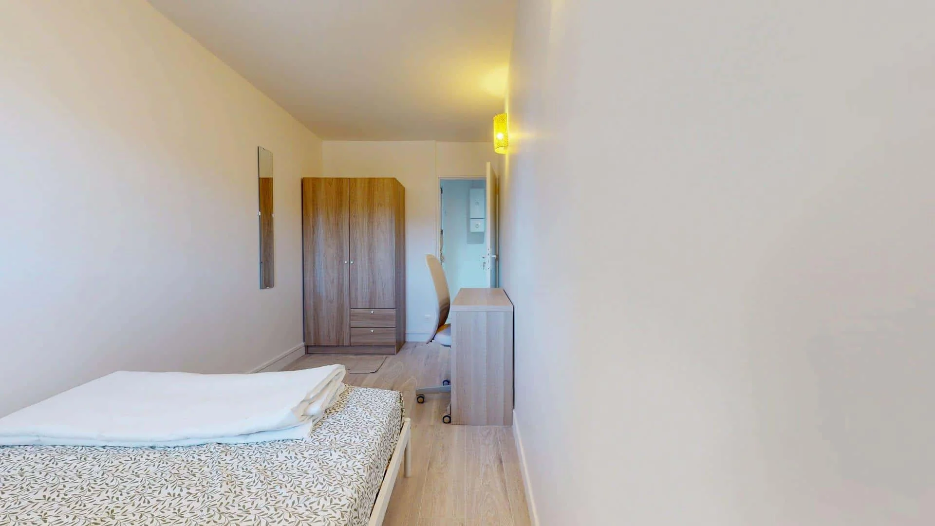 Comfortable and spacious student room in 