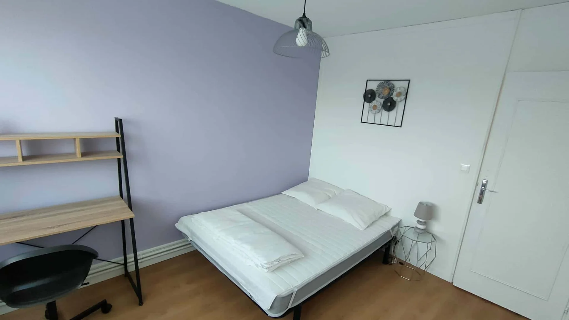 Comfortable and spacious student room in