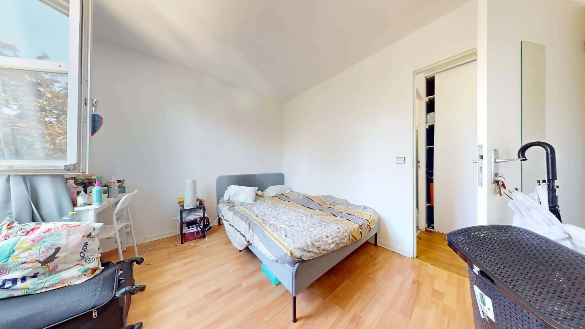 Camera per studenti in con area studio e servizi in comune