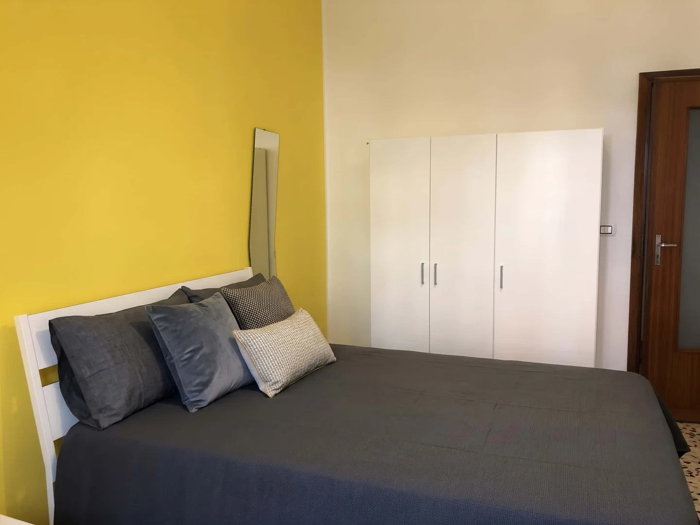 'de modern olanaklara sahip öğrenci dostu oda