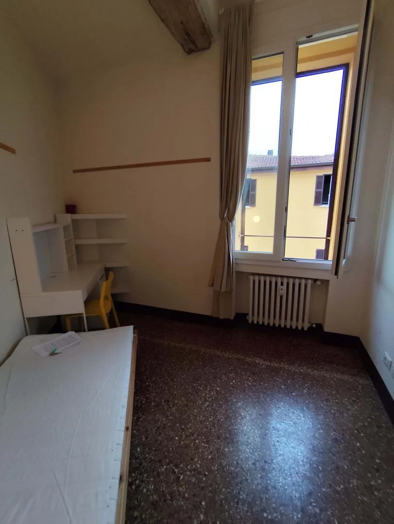 Chambre confortable pour étudiants disponible dans