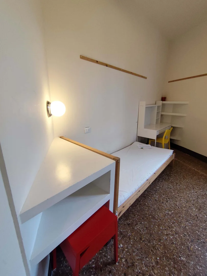 Chambre d'étudiant lumineuse et aérée avec accès facile à l'université dans