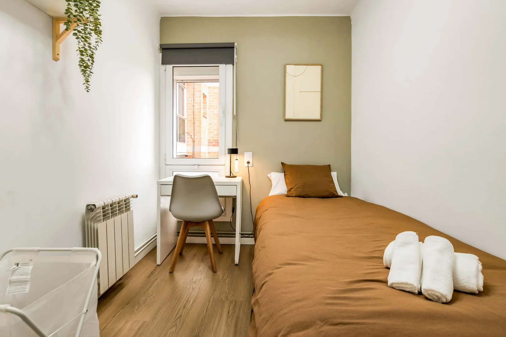 Quarto acessível para estudantes com iluminação ampla em 